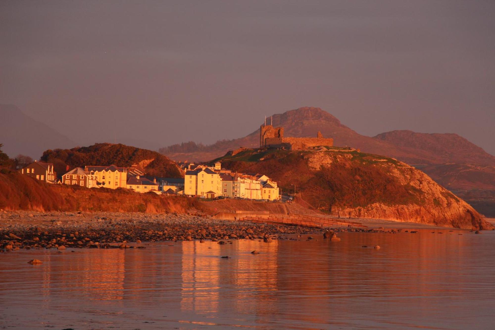 Glan Y Mor, Sleeps 20, 8 Bedrooms, 8 Bathrooms, Seafront, Criccieth Buitenkant foto