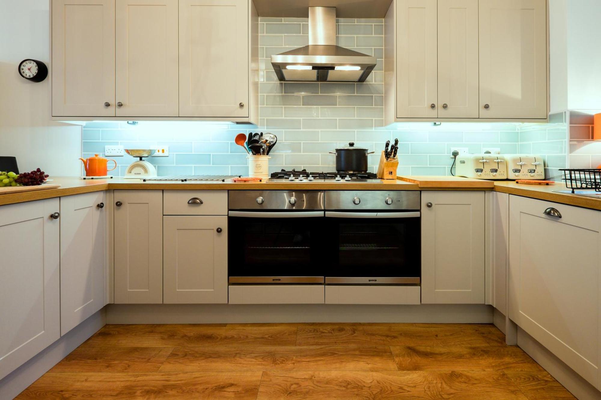 Glan Y Mor, Sleeps 20, 8 Bedrooms, 8 Bathrooms, Seafront, Criccieth Buitenkant foto