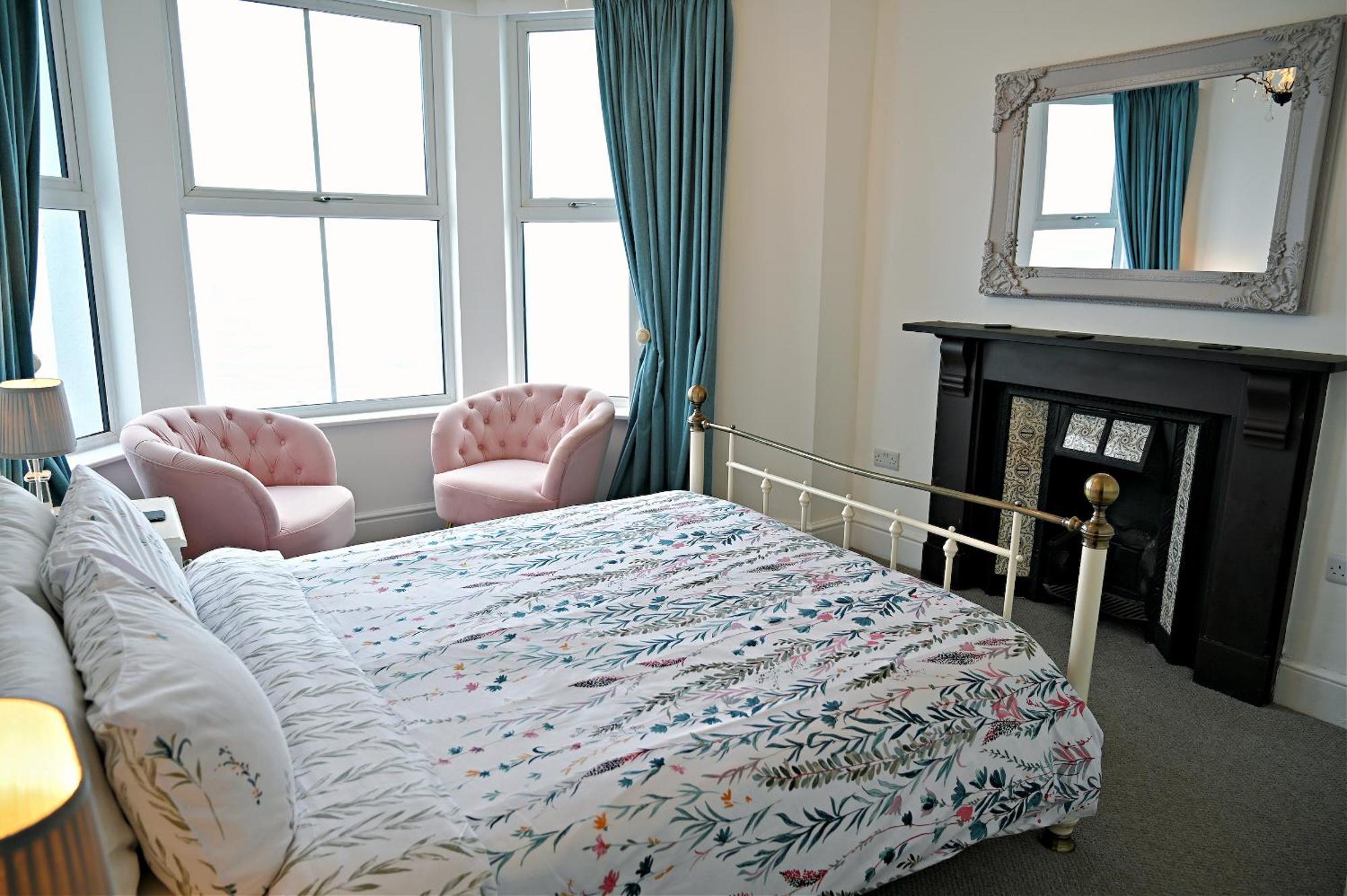 Glan Y Mor, Sleeps 20, 8 Bedrooms, 8 Bathrooms, Seafront, Criccieth Buitenkant foto