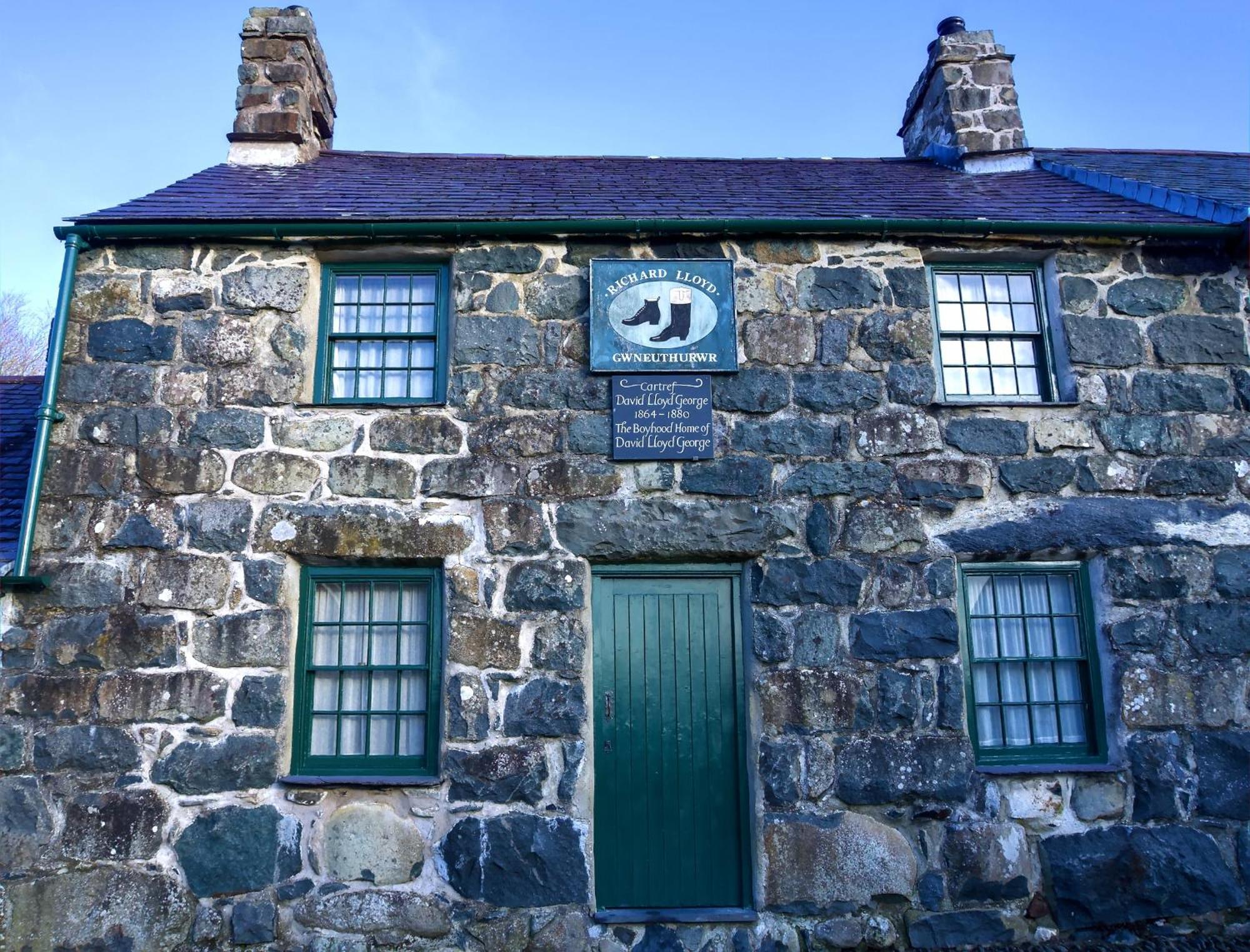 Glan Y Mor, Sleeps 20, 8 Bedrooms, 8 Bathrooms, Seafront, Criccieth Buitenkant foto